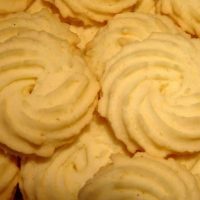 O biscoito amanteigado pode ser fabricado com diversos tipos de aromas e formando.Estes fatores são determinado o tipo de aromatizante que são utilizado em sua produção,modelos de pico para fazer os biscoito amanteigado e ate mesmo o modelo das maquinas e pingadeira de amanteigados.Podendo ser fabricado por pingadeiras manuais e automática com diversos recursos e formatos .